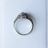Anello Art Déco in oro bianco 18K con diamante centrale e zaffiri, anni '20/'30 - Antichità Galliera