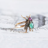 Anello antico ad ape in oro 18K con rubino, smeraldo e diamanti, primi del '900