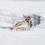 Anello antico ad ape in oro 18K con rubino, smeraldo e diamanti, primi del '900