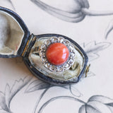 Anello antico in oro 18K e argento con corallo e diamanti, anni '40