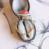 Anello antico in oro 18K e argento con corallo e diamanti, anni '40