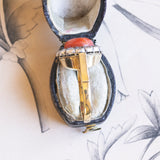 Anello antico in oro 18K e argento con corallo e diamanti, anni '40