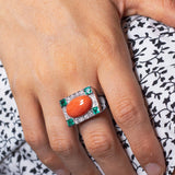 Anello Art Déco in oro bianco 18K con corallo, smeraldi e diamanti, anni '30 - Antichità Galliera