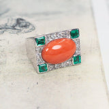 Anello Art Déco in oro bianco 18K con corallo, smeraldi e diamanti, anni '30 - Antichità Galliera