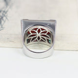 Anello Art Déco in oro bianco 18K con corallo, smeraldi e diamanti, anni '30 - Antichità Galliera