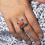 Anello Art Déco in oro bianco 18K con corallo, smeraldi e diamanti, anni '30 - Antichità Galliera