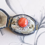 Anello antico in oro 18K e argento con corallo e diamanti, anni '40