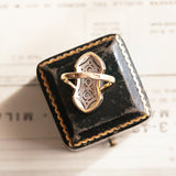 Anello antico in oro 18K e argento con diamanti (centrali di 0.30ctw ca.), anni '30