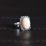 Bague marguerite en or blanc 18 carats avec corail rose et diamants, années 1960