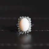 Bague marguerite en or blanc 18 carats avec corail rose et diamants, années 1960