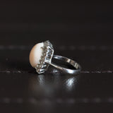 Bague marguerite en or blanc 18 carats avec corail rose et diamants, années 1960