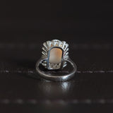 Bague marguerite en or blanc 18 carats avec corail rose et diamants, années 1960