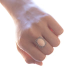 Bague marguerite en or blanc 18 carats avec corail rose et diamants, années 1960