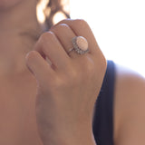 Bague marguerite en or blanc 18 carats avec corail rose et diamants, années 1960