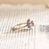 Anello a margherita vintage in oro bianco 14K con rubino (0.85ct ca.) e diamanti (1.2ctw ca.), anni '60