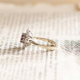 Anello a margherita vintage in oro bianco 14K con rubino (0.85ct ca.) e diamanti (1.2ctw ca.), anni '60