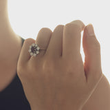 Anello a margherita vintage in oro bianco 14K con rubino (0.85ct ca.) e diamanti (1.2ctw ca.), anni '60