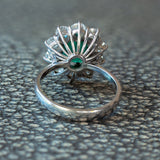 Bague marguerite vintage en or blanc 18 carats avec émeraude centrale (environ 1,5 ct) et diamants (plus de 1,5 ct), années 1950