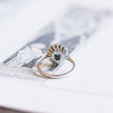 Bague marguerite moderne en or blanc 18 carats avec émeraude et diamants