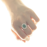 Bague marguerite en or blanc 14 carats avec émeraude (env. 0,93 ct) et diamants (env. 0,80 ct), années 50/60