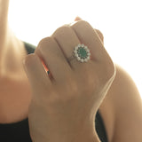 Bague marguerite en or blanc 14 carats avec émeraude (env. 0,93 ct) et diamants (env. 0,80 ct), années 50/60