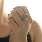 Bague marguerite en or blanc 14 carats avec émeraude (env. 0,93 ct) et diamants (env. 0,80 ct), années 50/60
