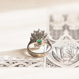 Bague marguerite en or blanc 14 carats avec émeraude (env. 0,93 ct) et diamants (env. 0,80 ct), années 50/60