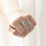 Bague marguerite en or blanc 18 carats avec émeraude (1,30 ct) et diamants (0,60 ct)