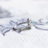 Bague marguerite en or blanc 18 carats avec émeraude (1,30 ct) et diamants (0,60 ct)