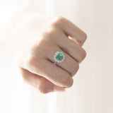 Bague marguerite en or blanc 18 carats avec émeraude (1,30 ct) et diamants (0,60 ct)
