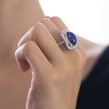 Anello in oro bianco 18K con tanzanite di taglio cabochon (7ct) e diamanti (0.45ctw)
