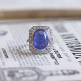 Anello in oro bianco 18K con tanzanite di taglio cabochon (7ct) e diamanti (0.45ctw)