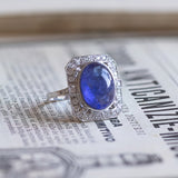 Anello in oro bianco 18K con tanzanite di taglio cabochon (7ct) e diamanti (0.45ctw)