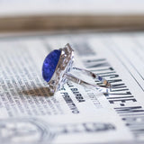 Anello in oro bianco 18K con tanzanite di taglio cabochon (7ct) e diamanti (0.45ctw)