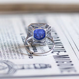 Anello in oro bianco 18K con tanzanite di taglio cabochon (7ct) e diamanti (0.45ctw)