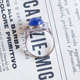 Anello in oro bianco 18K con tanzanite di taglio cabochon (7ct) e diamanti (0.45ctw)