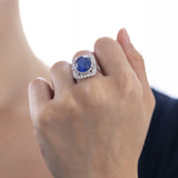 Anello in oro bianco 18K con tanzanite di taglio cabochon (7ct) e diamanti (0.45ctw)