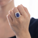 Anello in oro bianco 18K con tanzanite di taglio cabochon (7ct) e diamanti (0.45ctw)