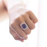 Anello in oro bianco 18K con tanzanite di taglio cabochon (7ct) e diamanti (0.45ctw)