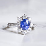 Anello a margherita moderno in oro bianco 18K con zaffiro Pailin centrale (1.32ct) e diamanti di taglio brillante (0.84ctw)