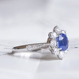 Anello a margherita moderno in oro bianco 18K con zaffiro Pailin centrale (1.32ct) e diamanti di taglio brillante (0.84ctw)