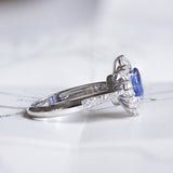 Anello a margherita moderno in oro bianco 18K con zaffiro Pailin centrale (1.32ct) e diamanti di taglio brillante (0.84ctw)
