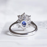 Anello a margherita moderno in oro bianco 18K con zaffiro Pailin centrale (1.32ct) e diamanti di taglio brillante (0.84ctw)