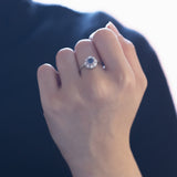 Bague marguerite vintage en or blanc 14 carats avec saphir (env. 0,60 ct) et diamants (env. 0,16 ct), années 1960