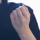 Bague marguerite vintage en or blanc 14 carats avec saphir (env. 0,60 ct) et diamants (env. 0,16 ct), années 1960