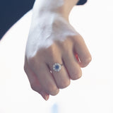 Bague marguerite vintage en or blanc 14 carats avec saphir (env. 0,60 ct) et diamants (env. 0,16 ct), années 1960