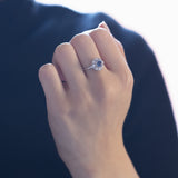 Bague marguerite vintage en or blanc 14 carats avec saphir (env. 0,60 ct) et diamants (env. 0,16 ct), années 1960