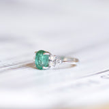 Bague moderne en or blanc 18 carats avec émeraude (2,15 ct environ) et diamants (0,42 ct environ)