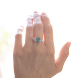 Bague moderne en or blanc 18 carats avec émeraude (2,15 ct environ) et diamants (0,42 ct environ)