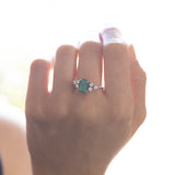 Bague moderne en or blanc 18 carats avec émeraude (2,15 ct environ) et diamants (0,42 ct environ)